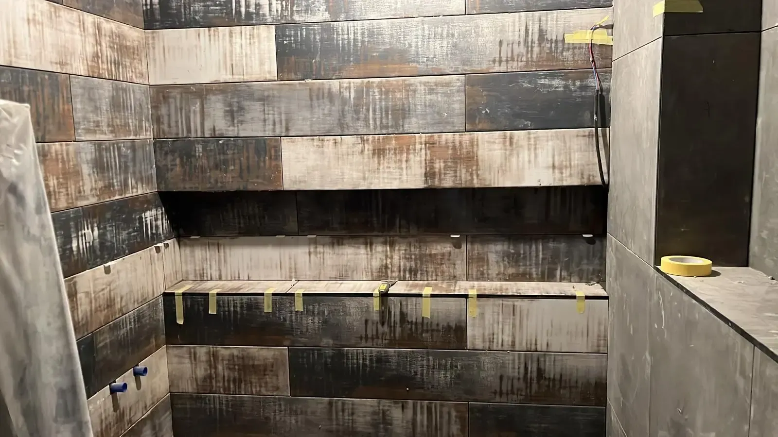 Revestimiento cerámico colocado en horizontal en una ducha