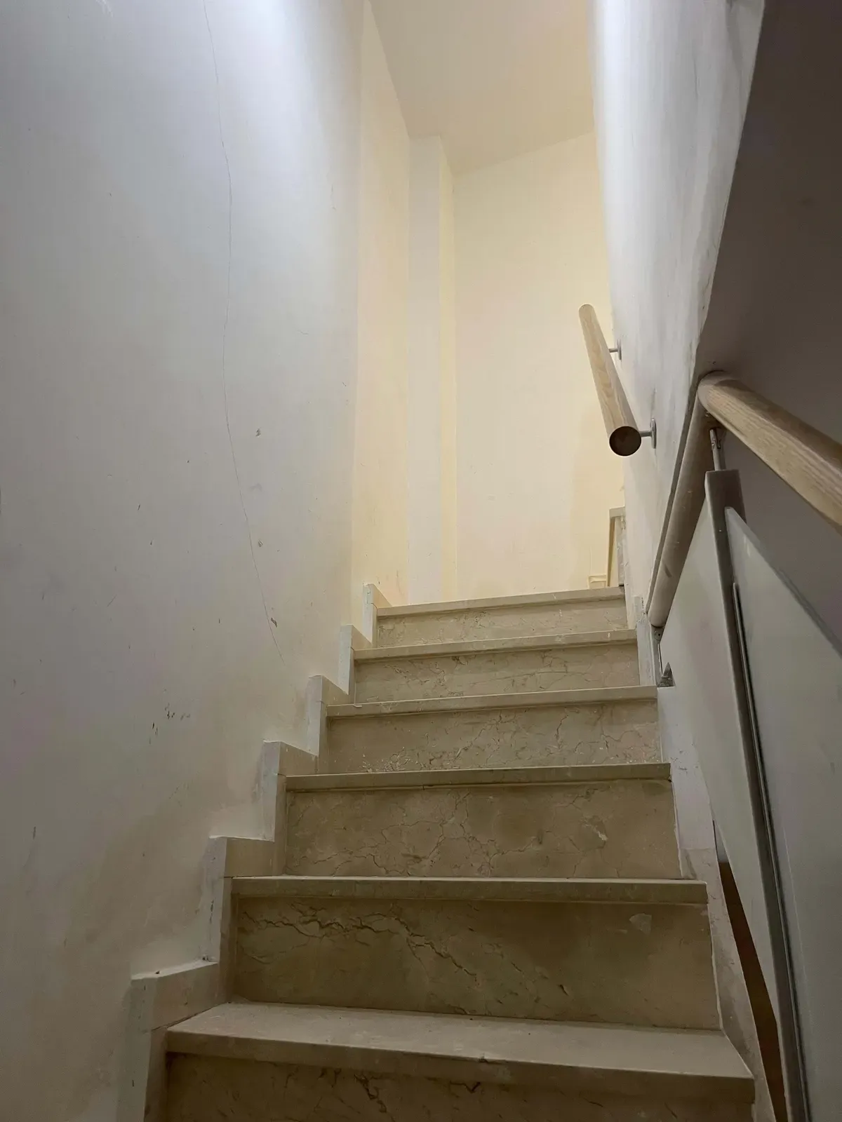Escalera interior de la vivienda vista desde abajo