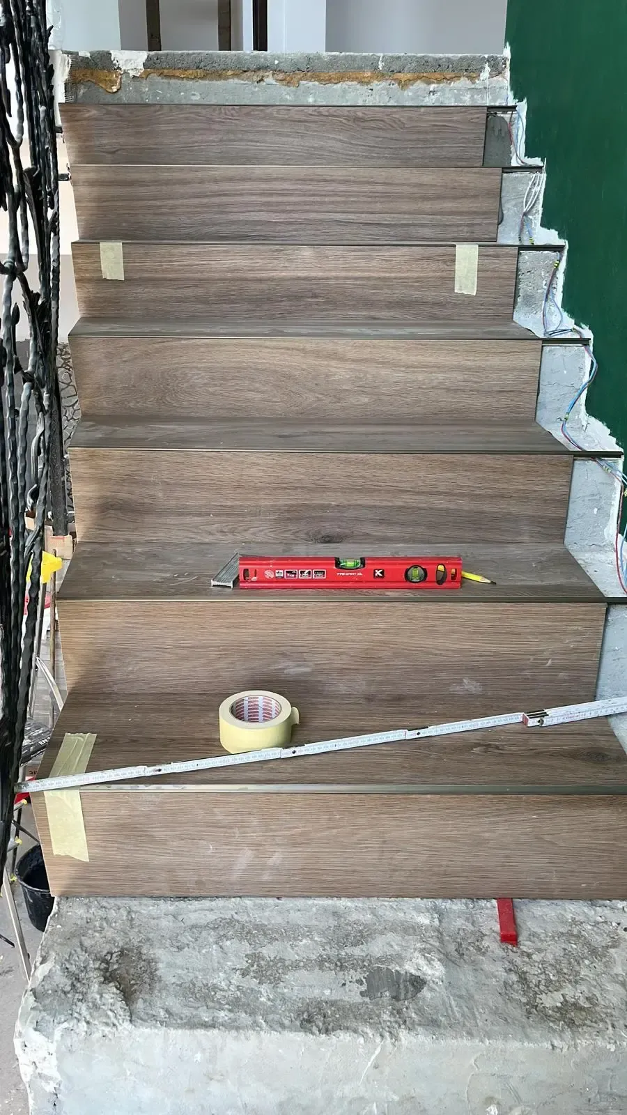 Escalera con peldaños revestidos de cerámica efecto madera