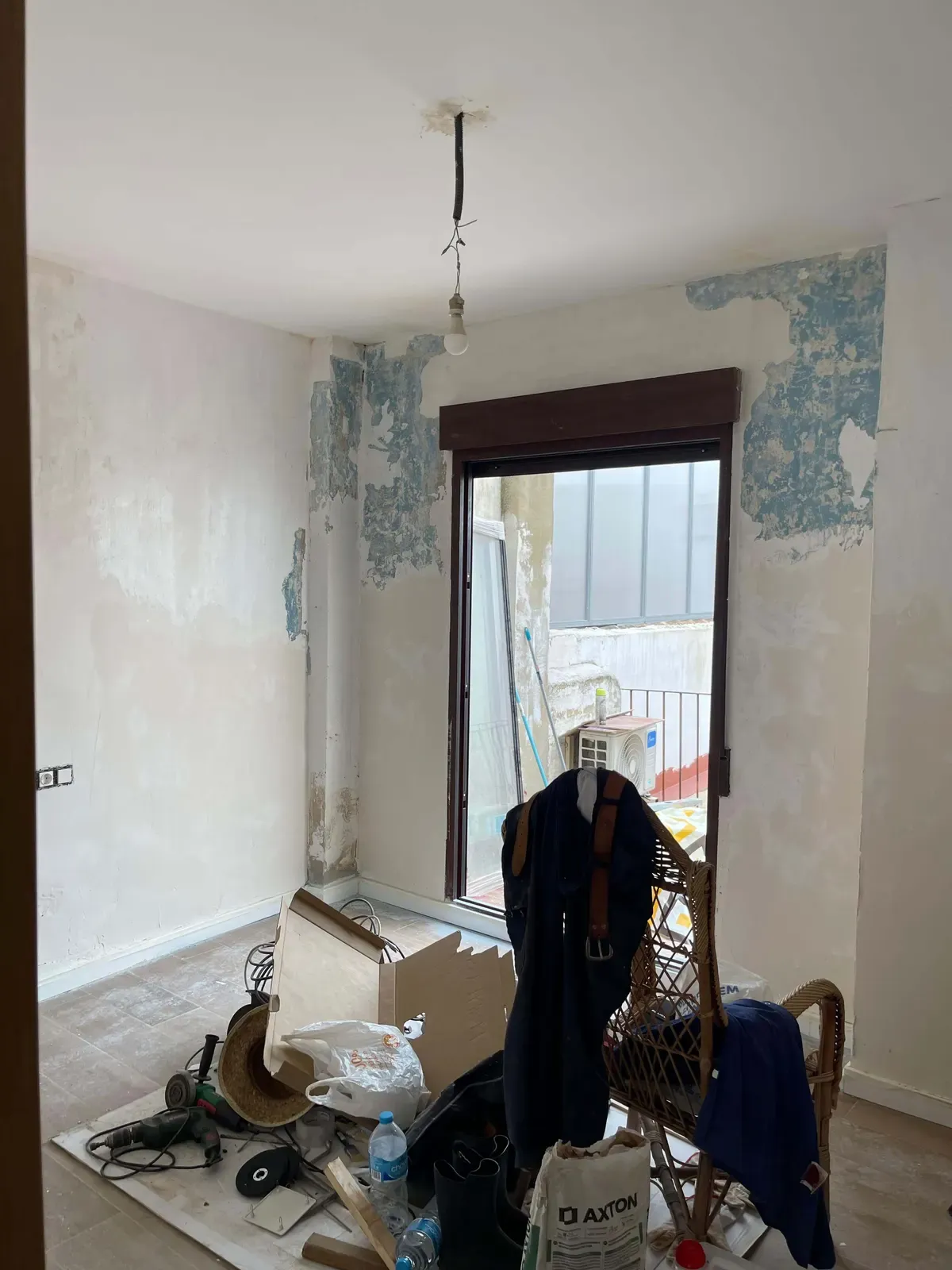 Habitación con paredes afectadas por la humedad