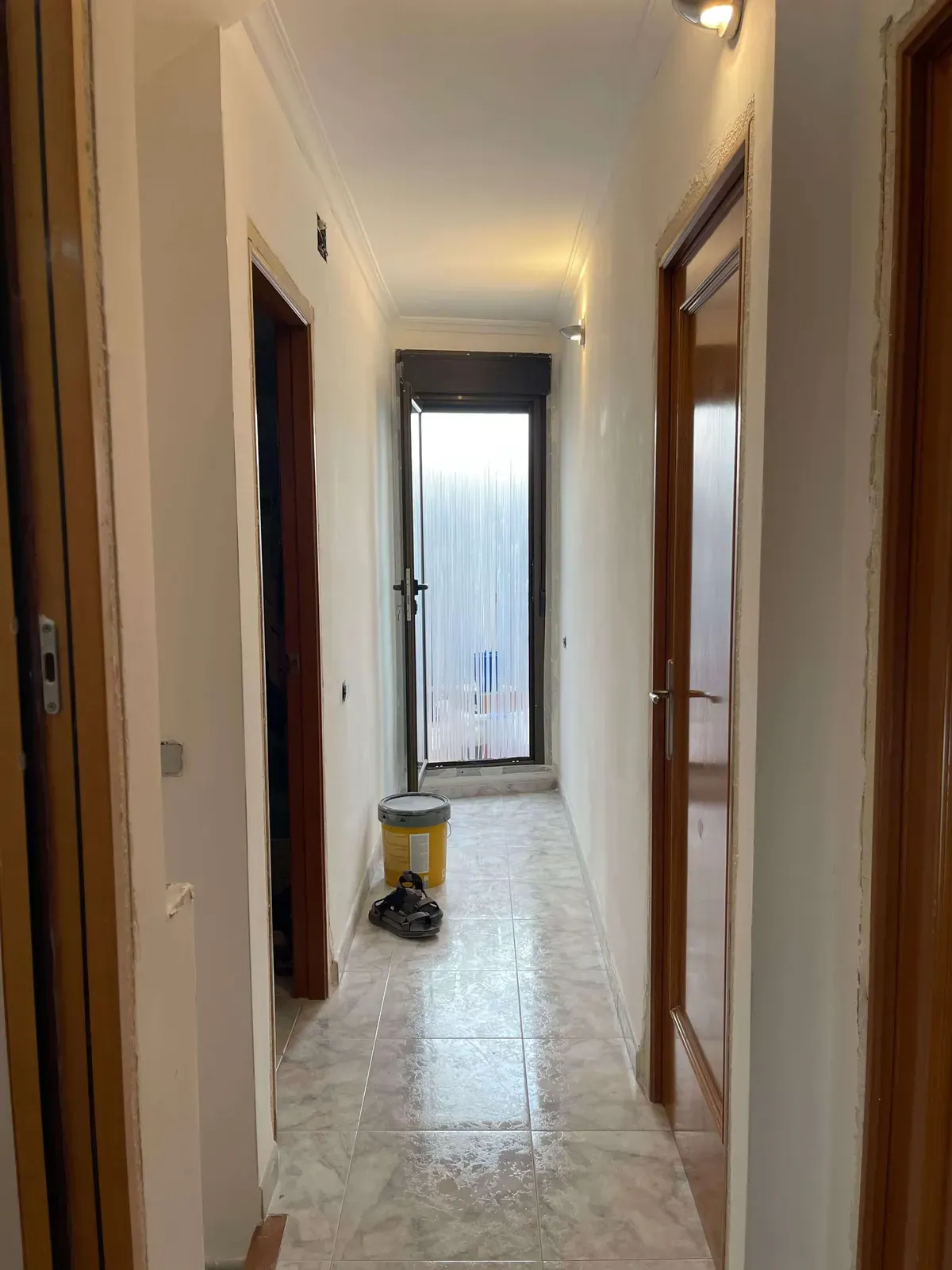 Pasillo de la vivienda con puertas de madera