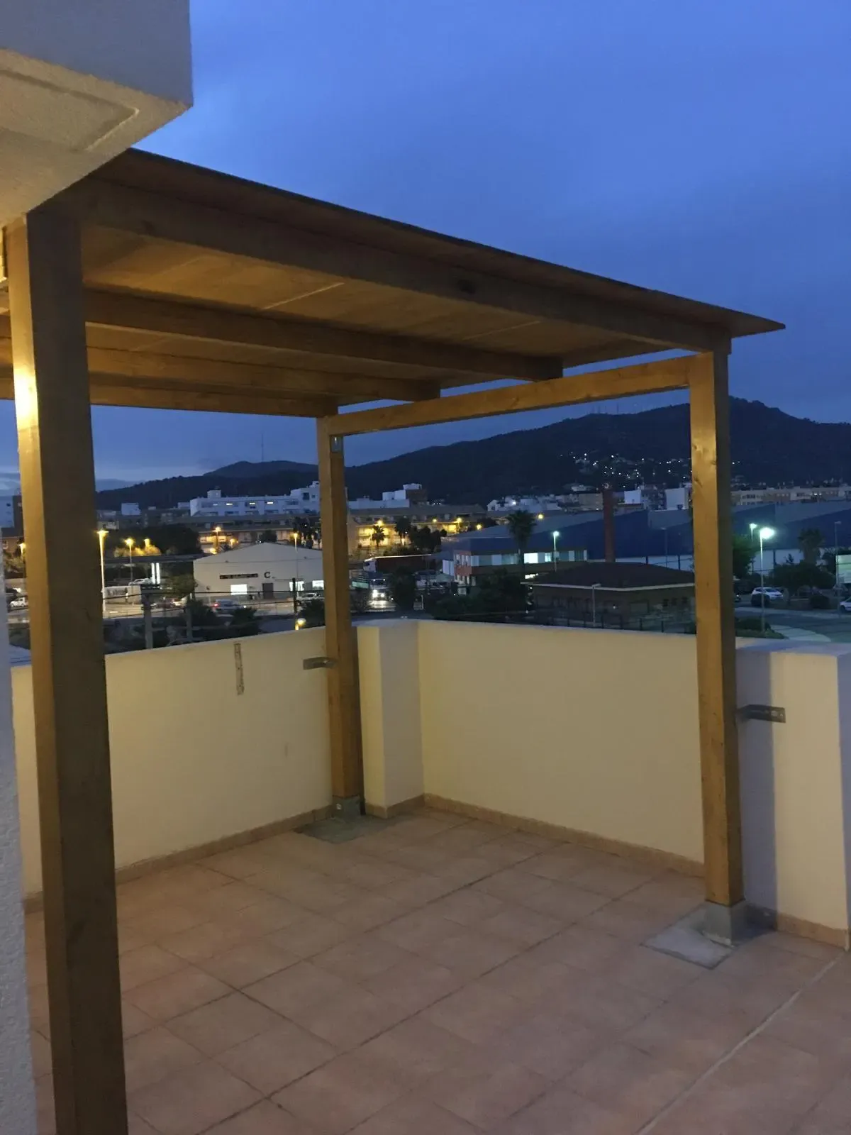Pérgola de madera en una terraza al atardecer