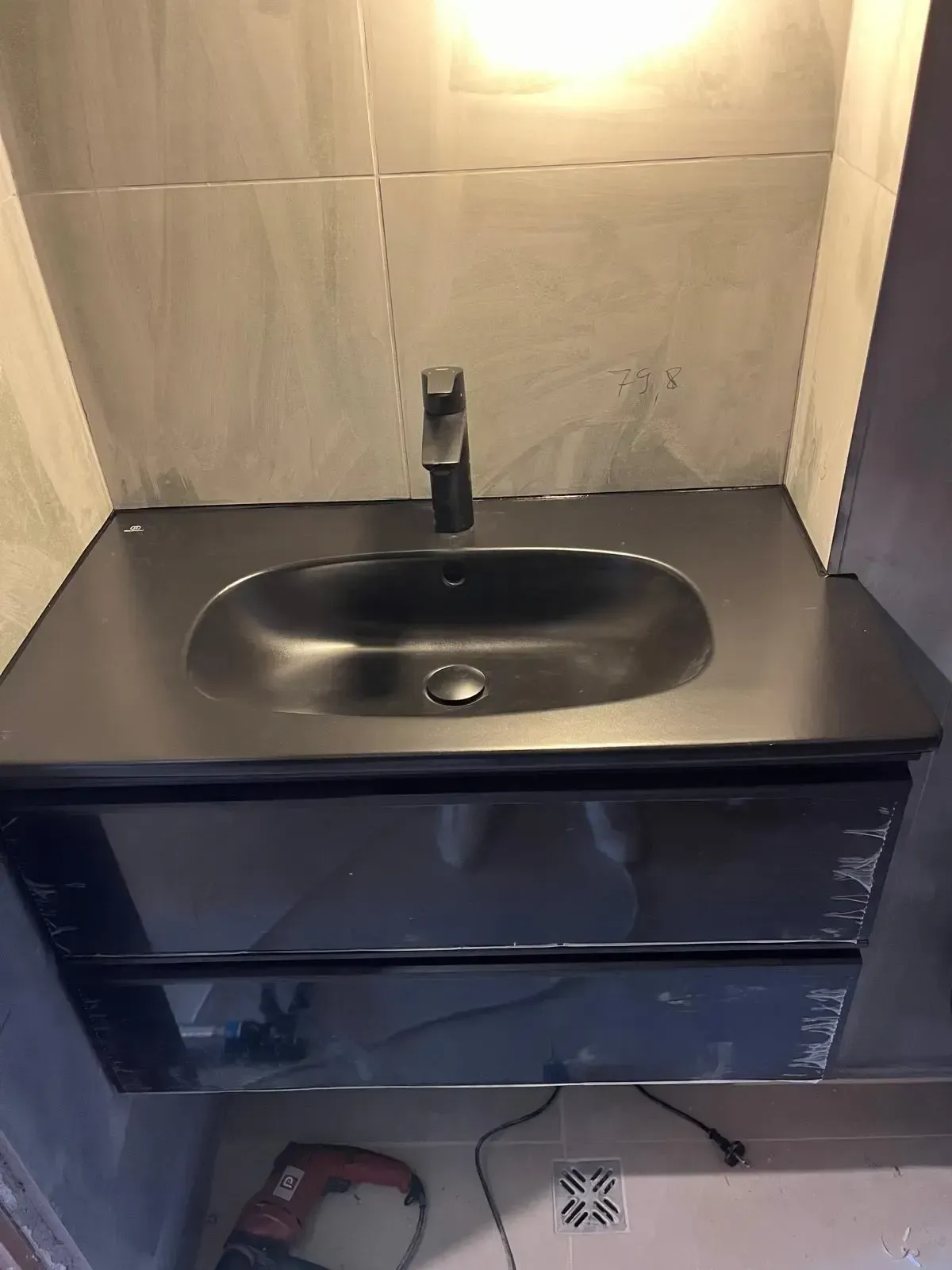 Pila de baño con lavabo integrado en negro mate, mueble suspendido y grifería negra