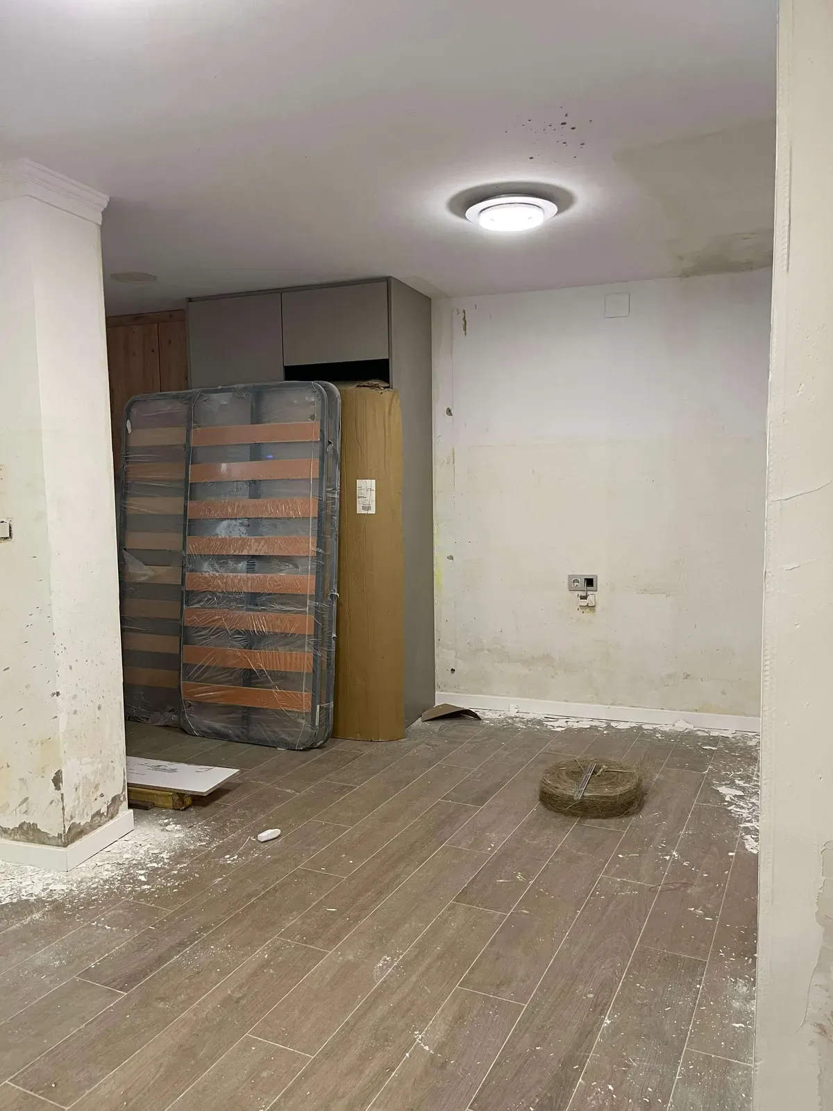 Salón con las paredes alisadas durante la reforma