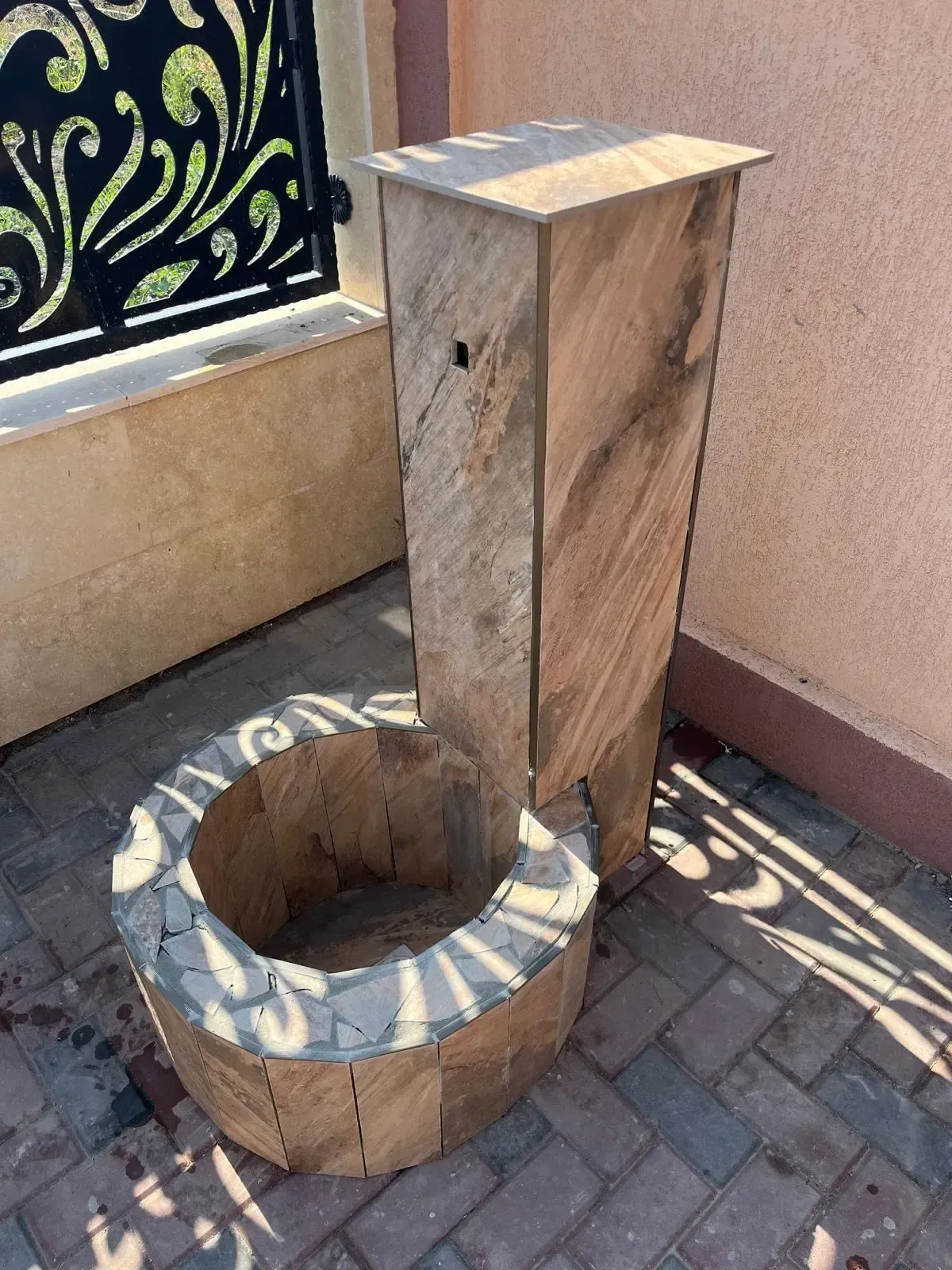 Elemento de terraza revestido con cerámica efecto madera
